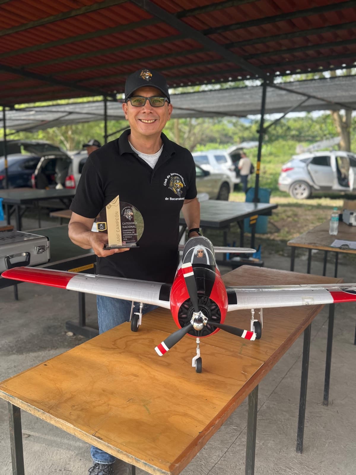 Germán Melo, campeón ARF, con su T-28 a escala y su trofeo