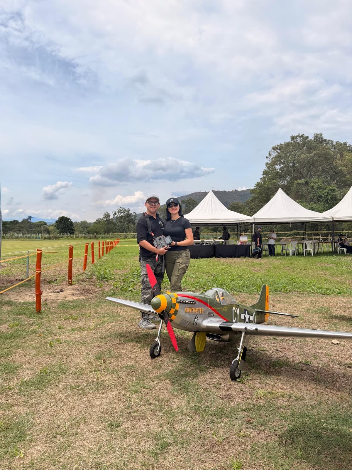 Luis Fernando Pérez «Funtana» junto a su P-51 Mustang «Gunfighter» en la pista del campeonato