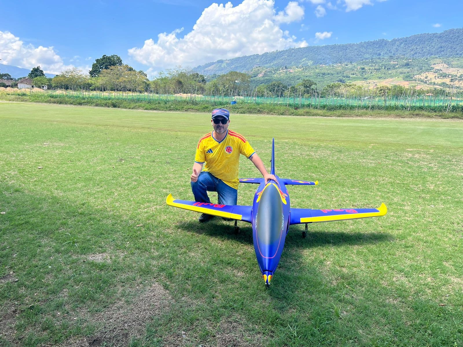 Piloto del club junto a su aeronave en el campo de vuelo